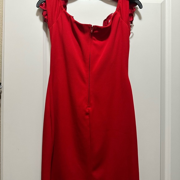 Beautiful red dress and still news - Picture 2 of 3